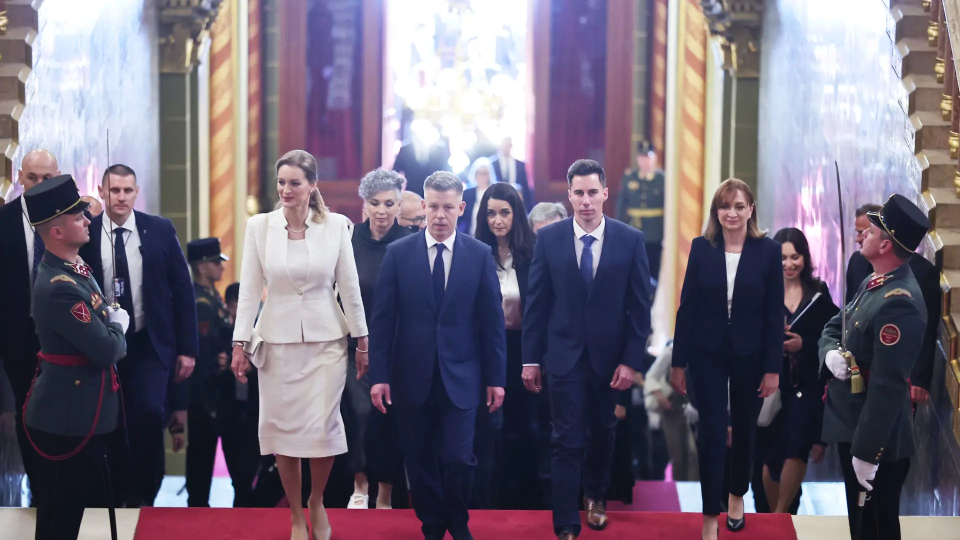 Magyar asume la jefatura del Gobierno de Hungría tras 16 años del régimen de Orbán y entre felicitaciones de la UE