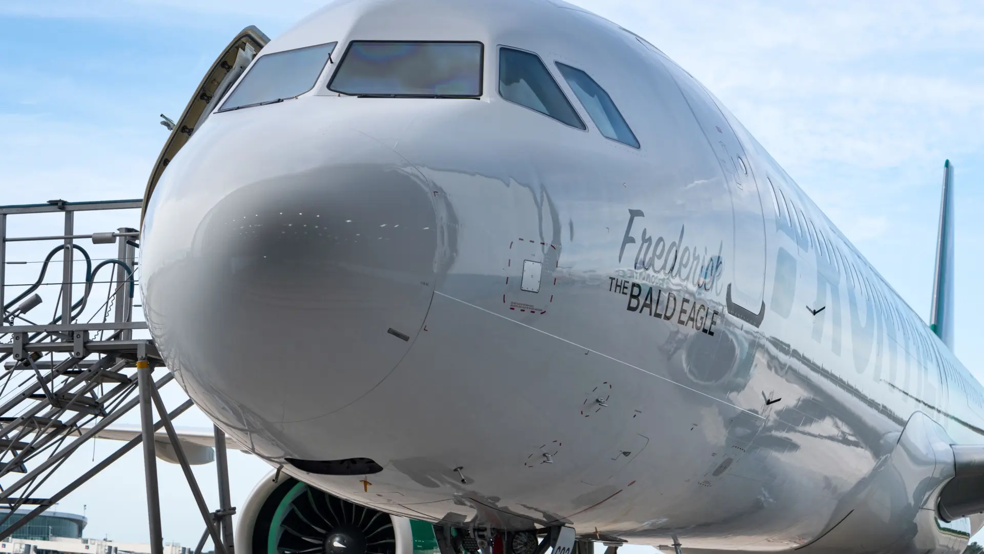 Un avión atropella y mata a una persona que entró sin permiso a la pista aérea en Denver