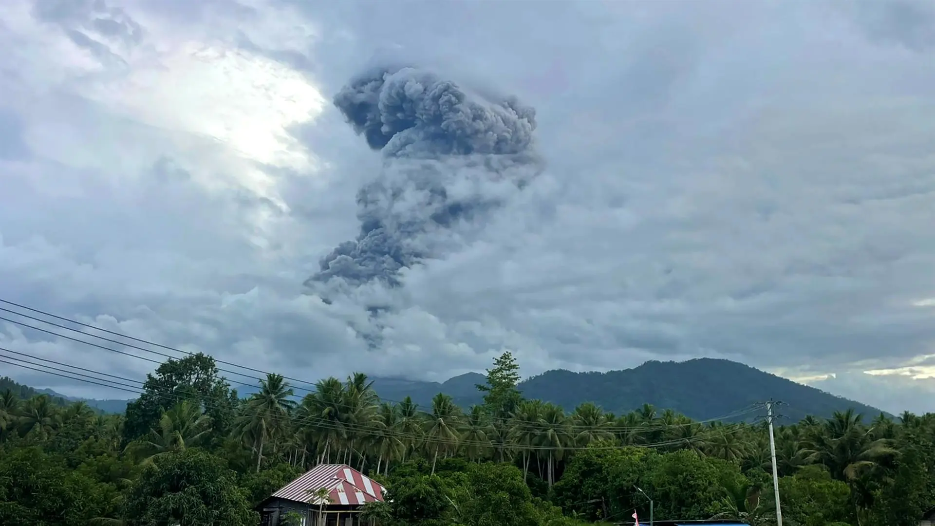 Recuperados los cuerpos sin vida de los tres montañistas fallecidos en Indonesia en la erupción del volcán Dukono