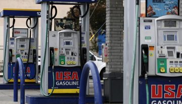 «Ni siquiera me alcanza para un tanque lleno»: automovilistas en EU resienten el alza de la gasolina