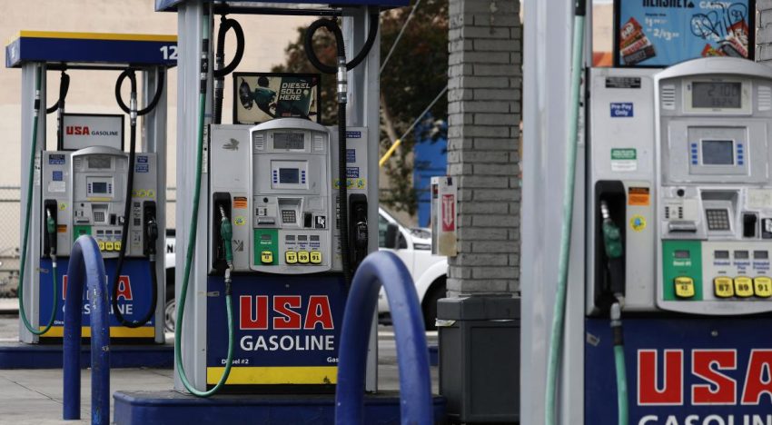 «Ni siquiera me alcanza para un tanque lleno»: automovilistas en EU resienten el alza de la gasolina