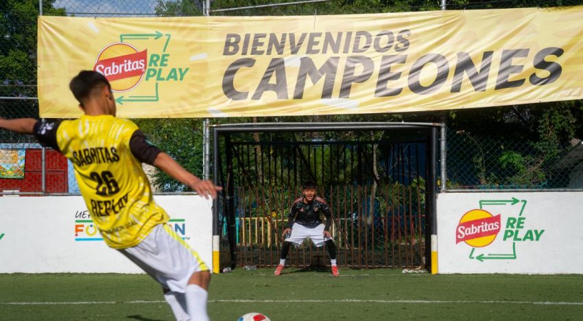 Impulsan ligas juveniles con canchas hechas de empaques reciclados