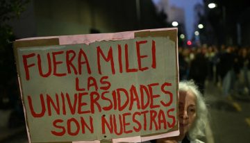 Miles de argentinos marcharon contra los recortes de Milei a las universidades públicas