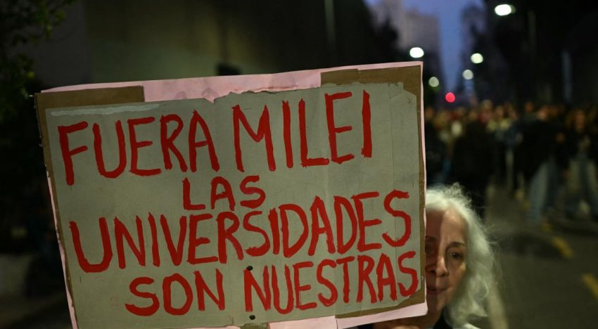Miles de argentinos marcharon contra los recortes de Milei a las universidades públicas