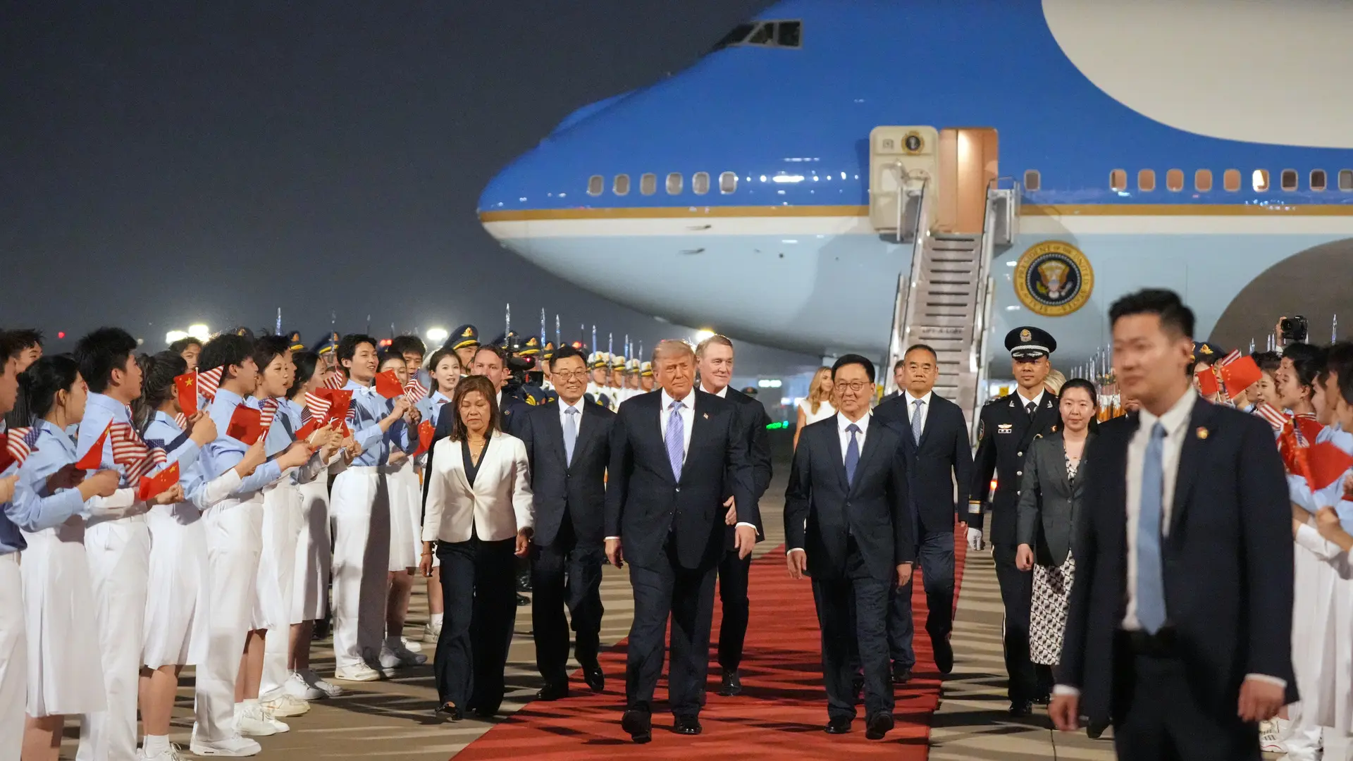 Donald Trump llega a Pekín en su segunda visita oficial a China desde 2017