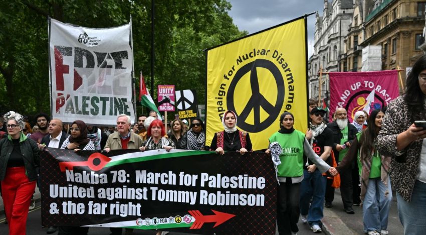 Miles de personas marchan en Londres en una protesta de ultraderecha y en una contramanifestación