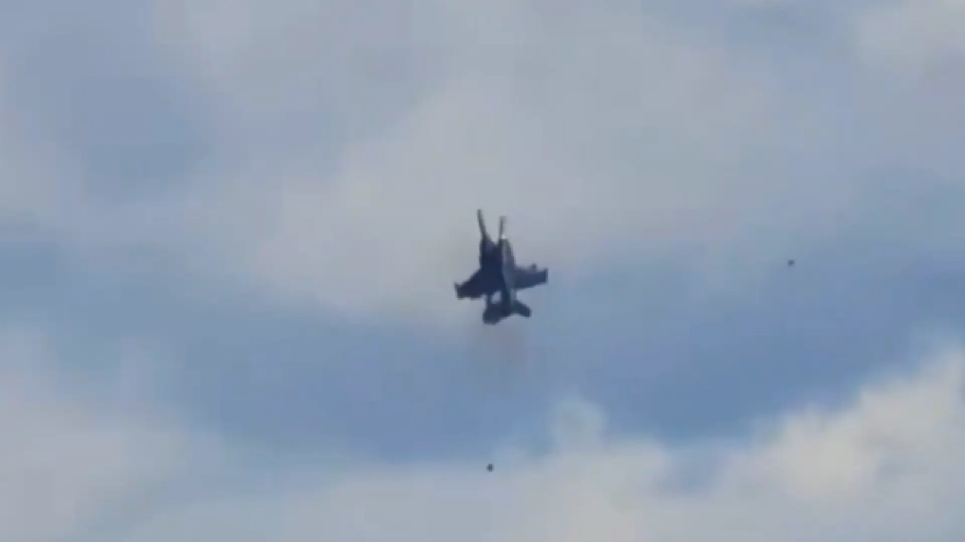 Dos aviones F-18 estadounidenses se estrellan tras colisionar en pleno vuelo durante una exhibición
