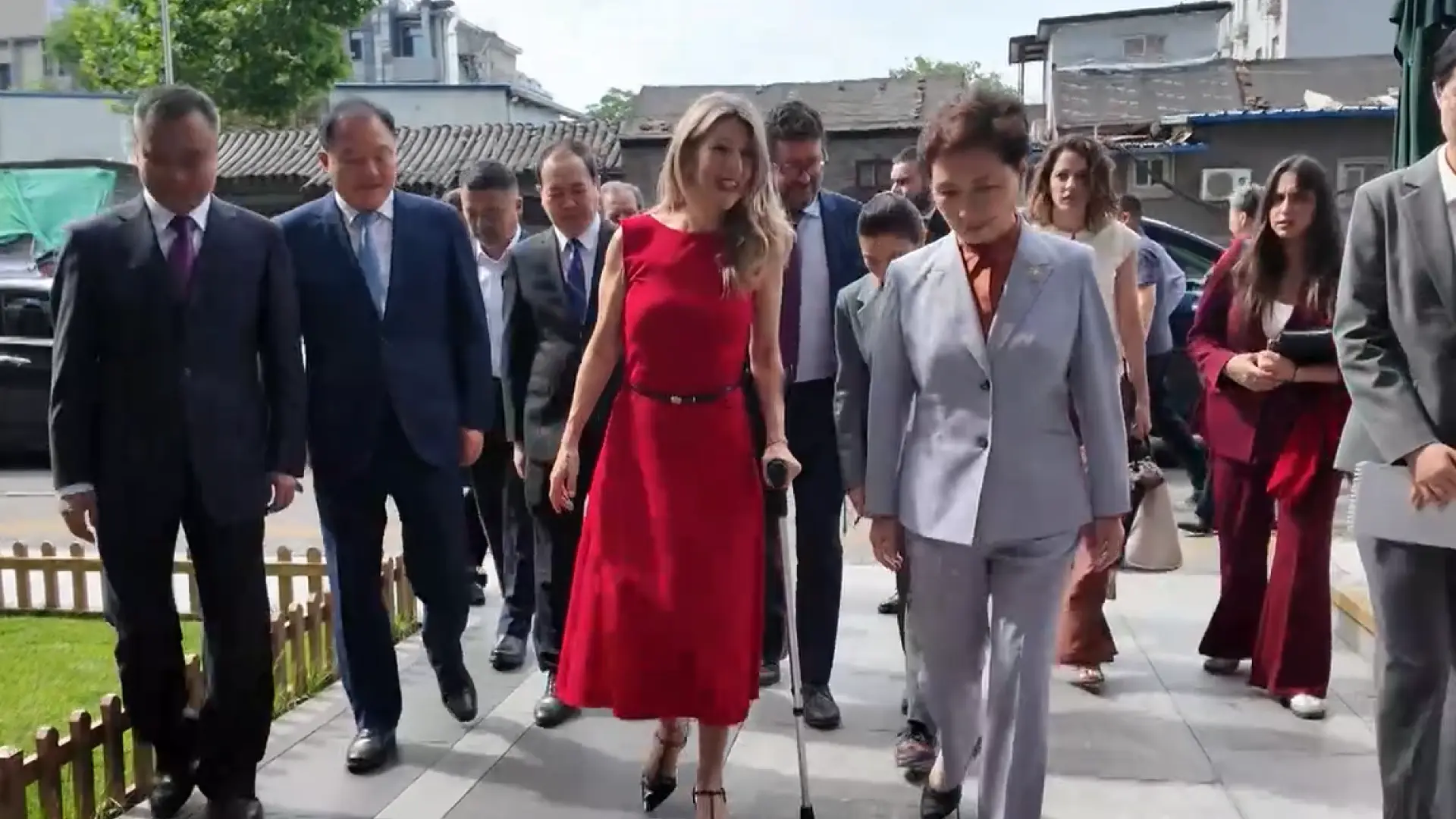 La lesión de Yolanda Díaz marca su viaje a China: aparece cojeando y con muleta
