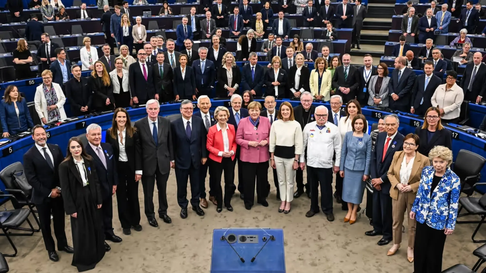 La UE entrega las insignias de la primera Orden del Mérito a Javier Solana, Merkel y Wałęsa: «Tenemos que ser artífices de la paz»