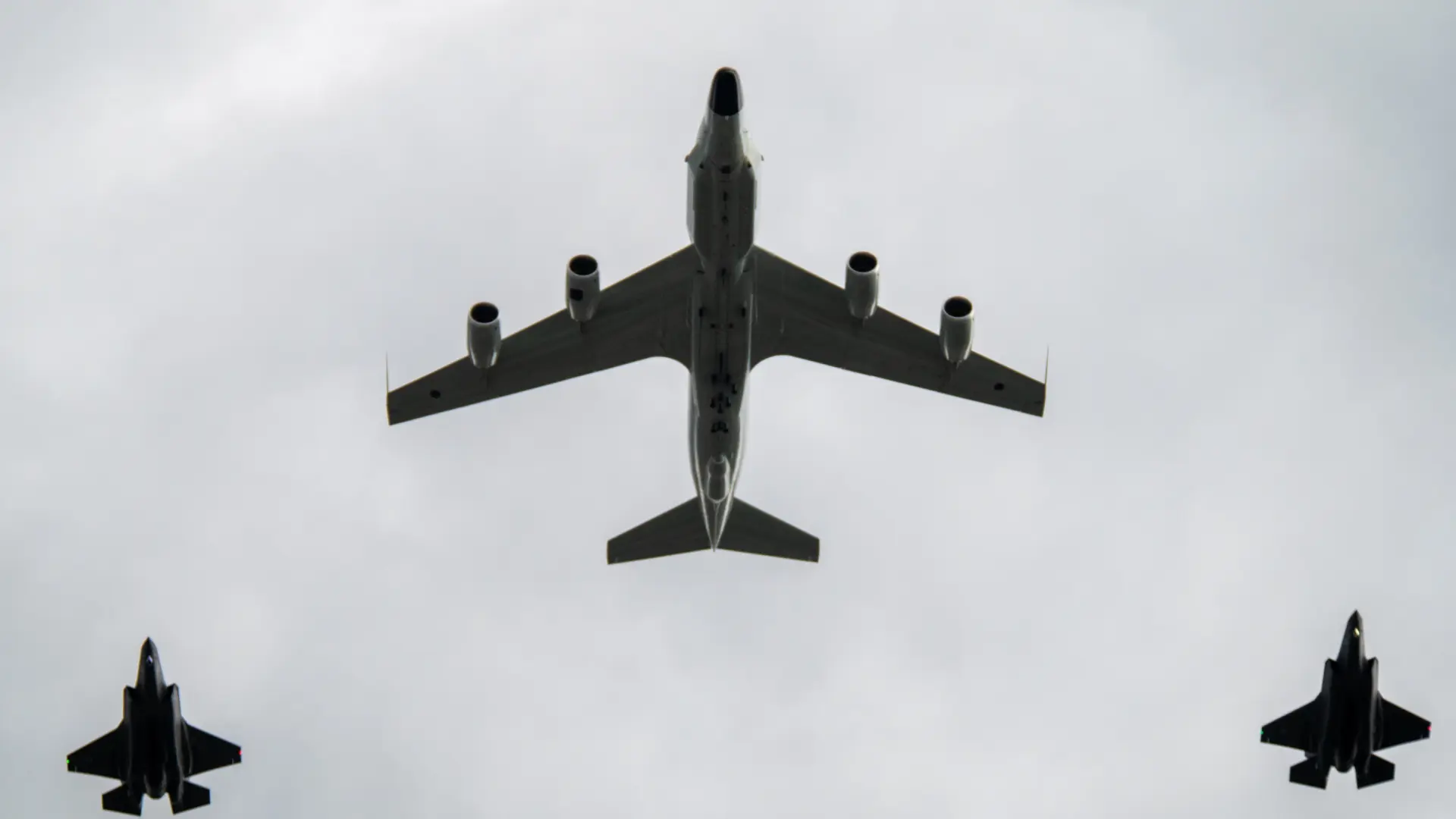 Un avión militar británico, interceptado «repetida y peligrosamente» por dos cazas rusos en el mar Negro