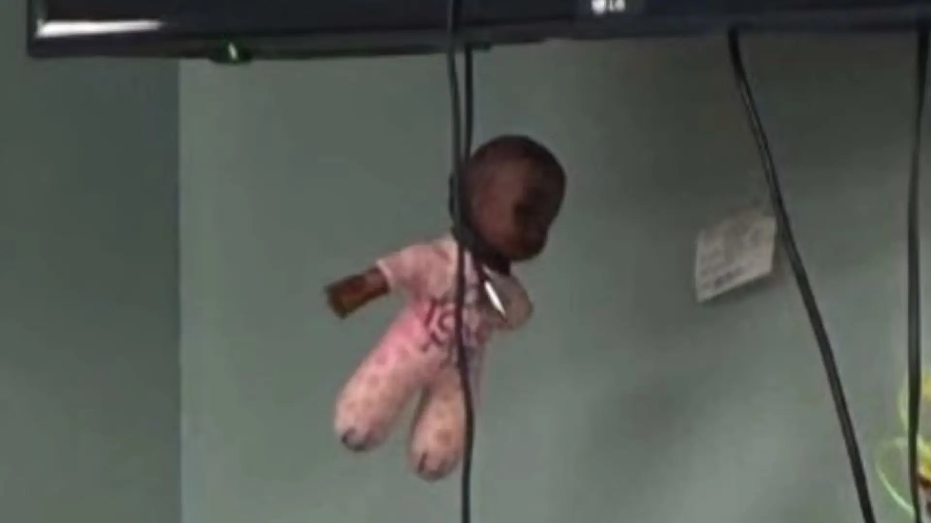 Despedida una profesora en EEUU tras colgar en el aula una muñeca negra: «Esto es odio y trauma puro y duro»