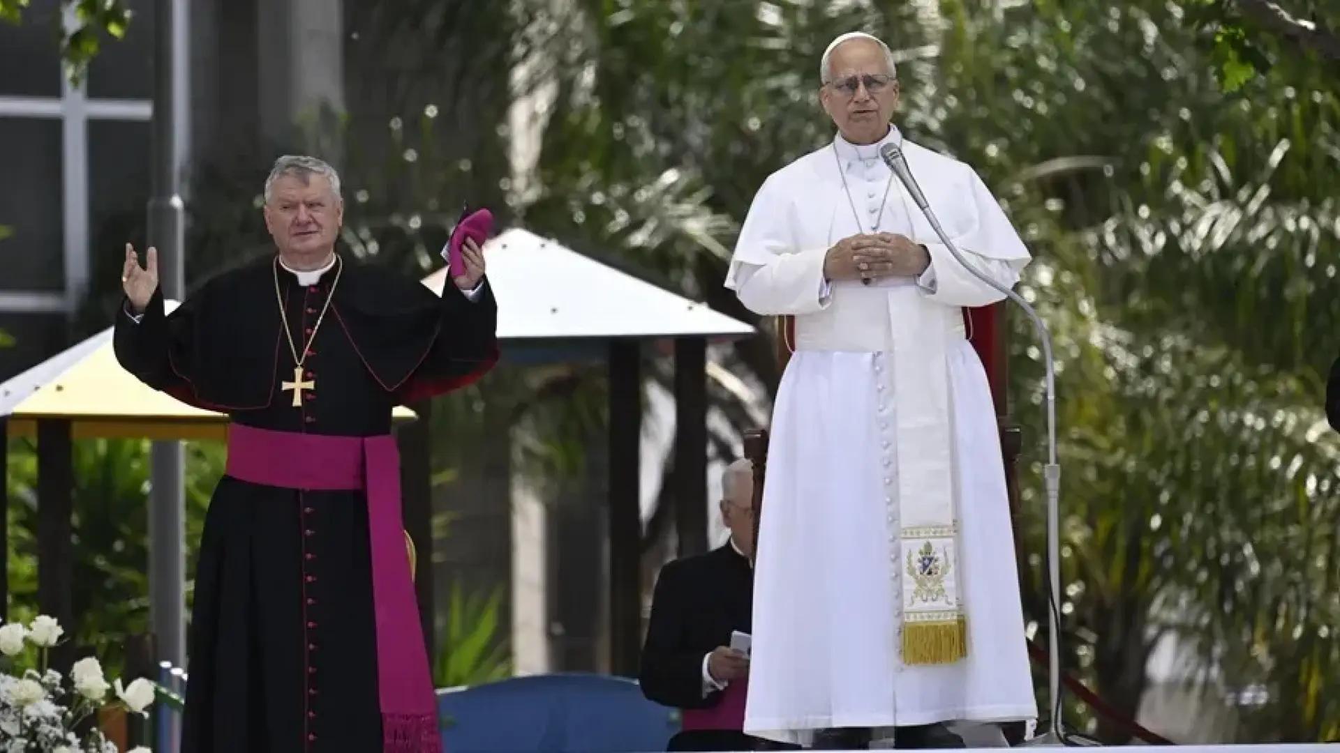 El papa visita un pueblo italiano contaminado y denuncia «oscuros intereses» e impunidad