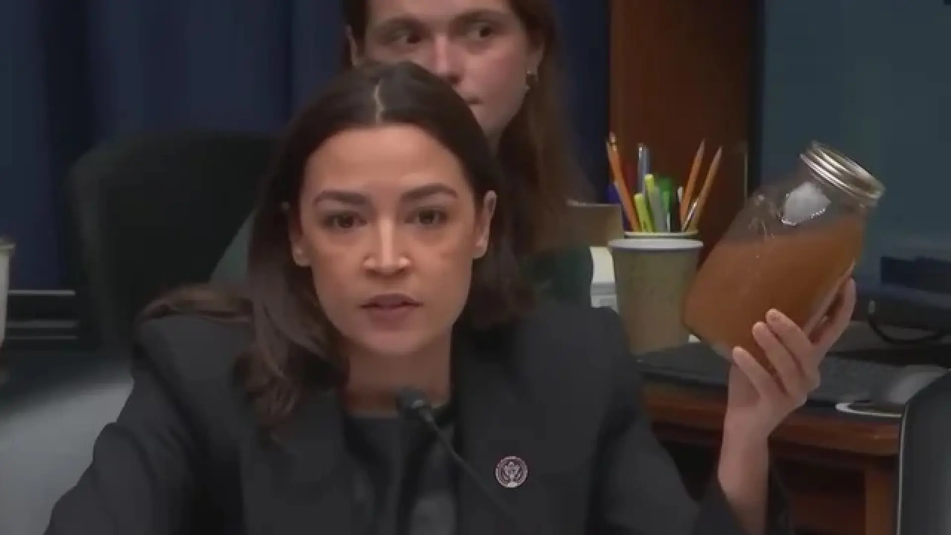 Alexandria Ocasio-Cortez muestra cómo es el agua potable en una zona con un centro de datos de Meta: «Así es como se ve»