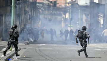 Policía choca con manifestantes en carreteras bloqueadas en Bolivia