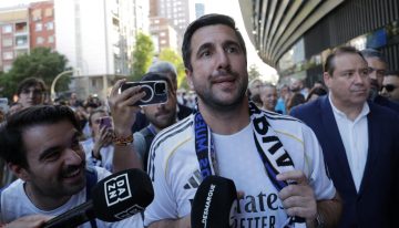 Riquelme entrega documentación para ser candidato a presidir el Real Madrid