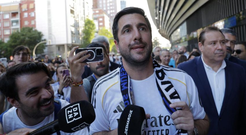 Riquelme entrega documentación para ser candidato a presidir el Real Madrid