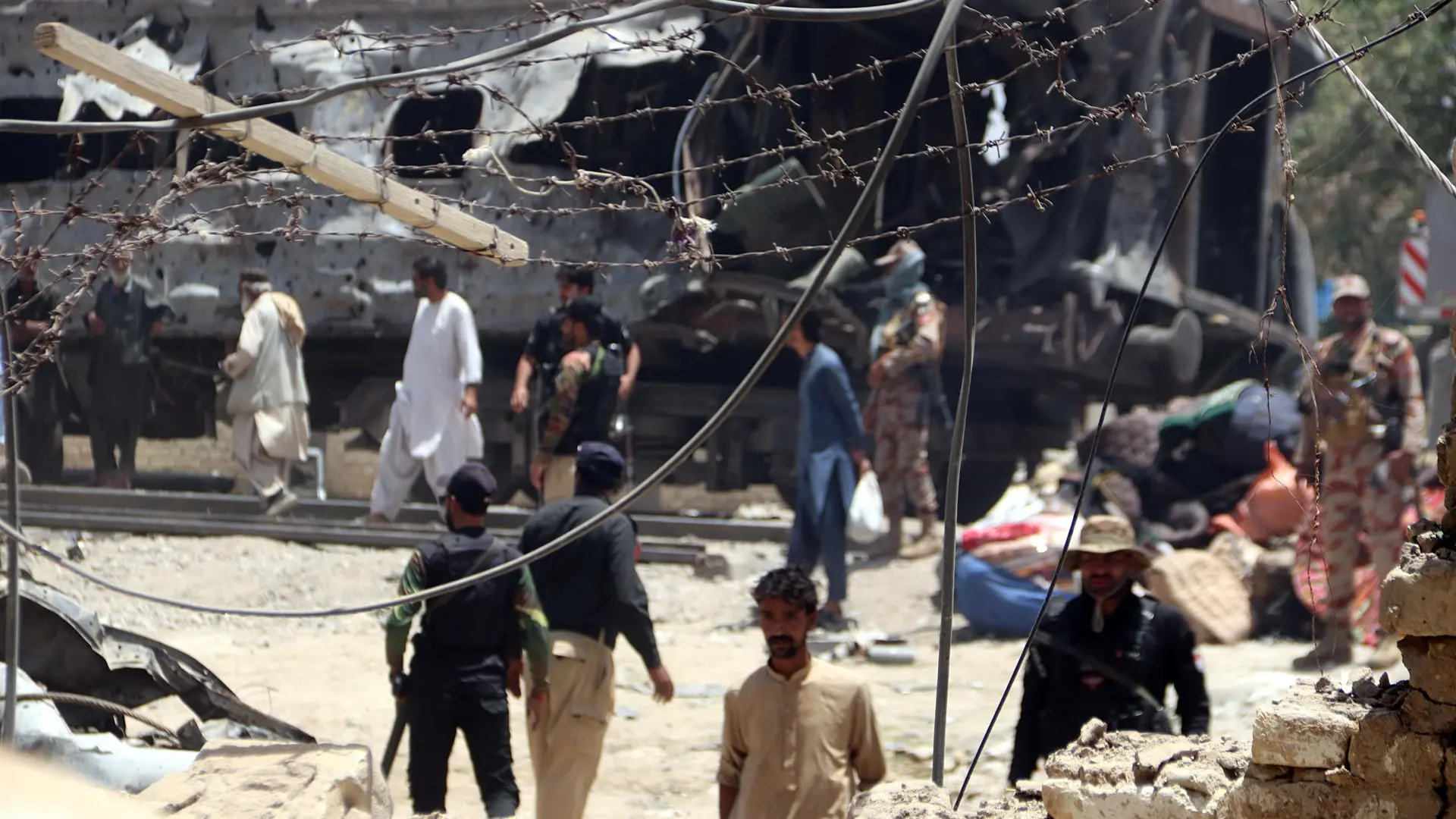 Al menos 29 muertos y 102 heridos en un ataque con explosivos contra un tren en Pakistán