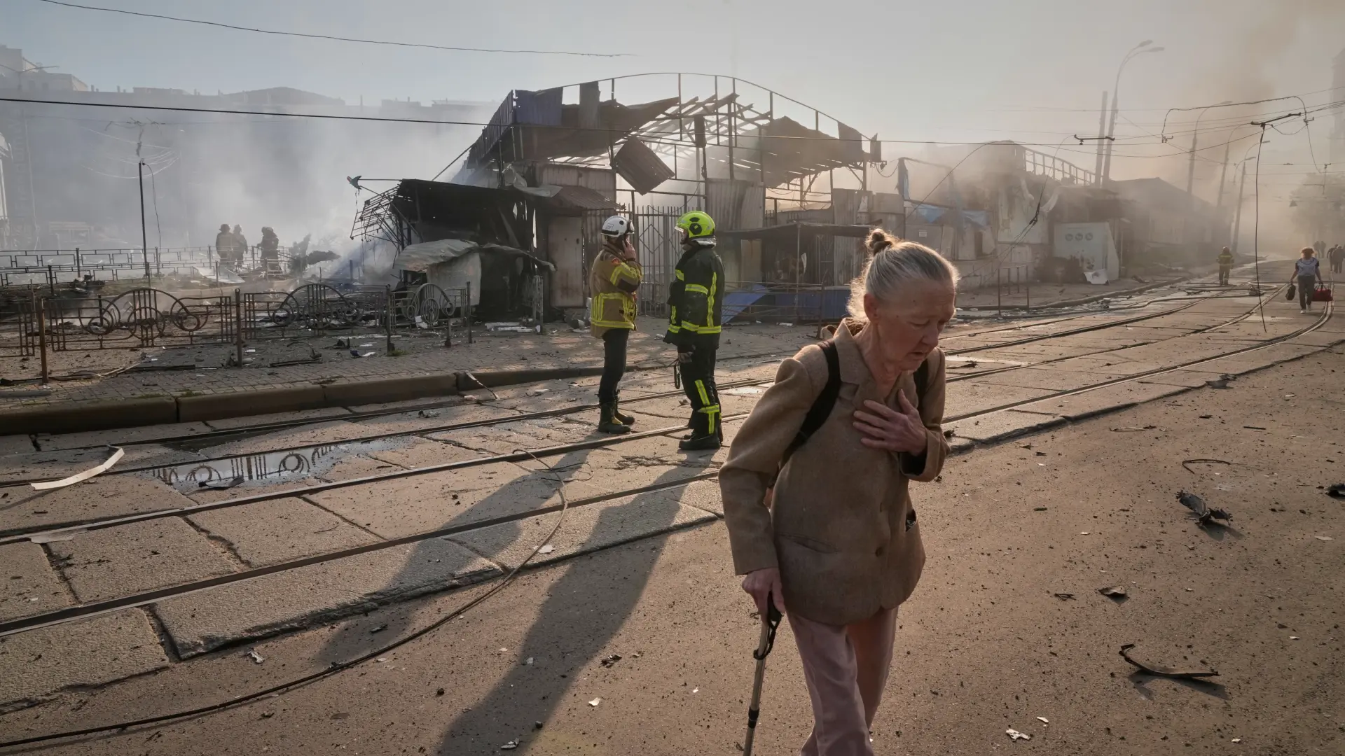 Uno de los ataques rusos más potentes contra Kiev deja al menos cuatro muertos y más de 100 heridos