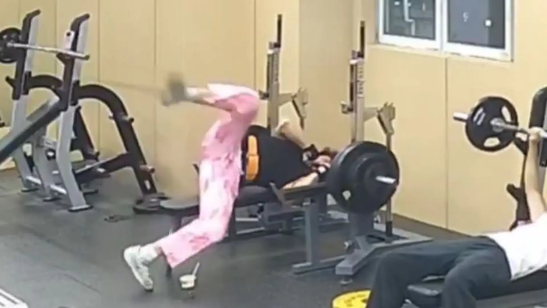 El angustioso momento en el que un joven casi muere ahogado en un banco de musculación intentando levantar 145 kilos