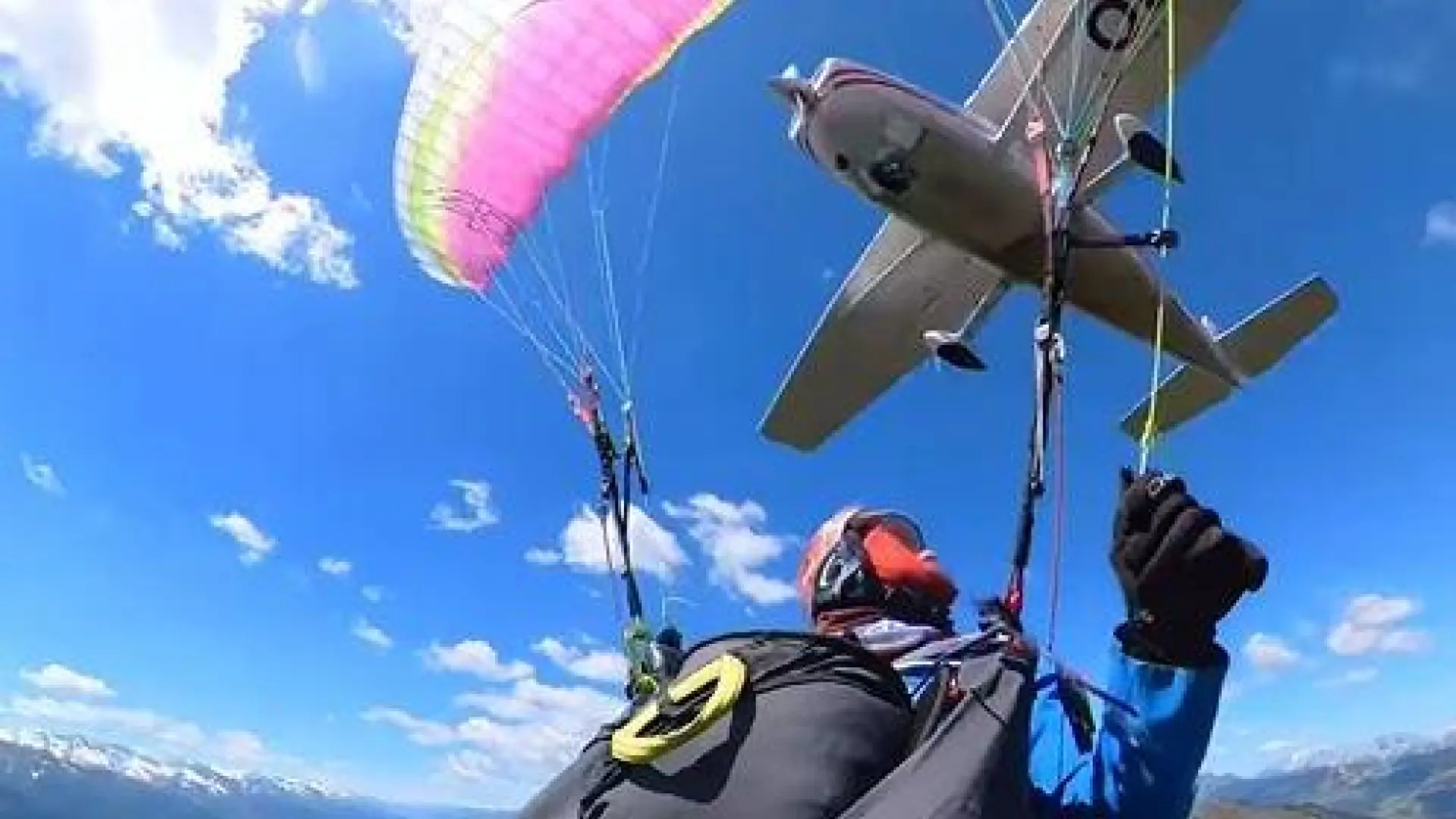El impactante vídeo de la colisión entre una avioneta y un parapente en pleno vuelo