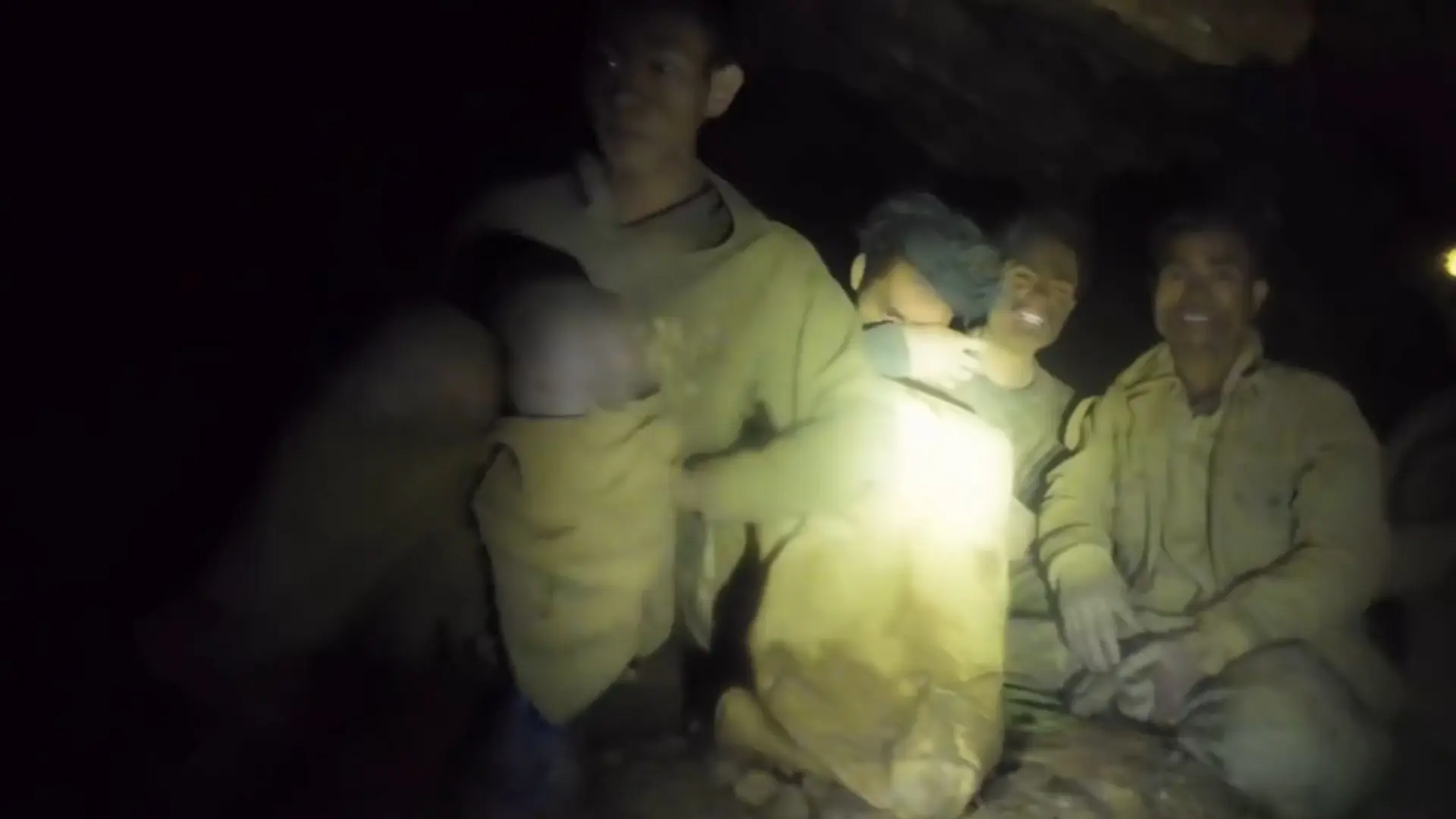 Rescatan con vida a cinco de las siete personas atrapadas en una cueva de Laos desde hace una semana