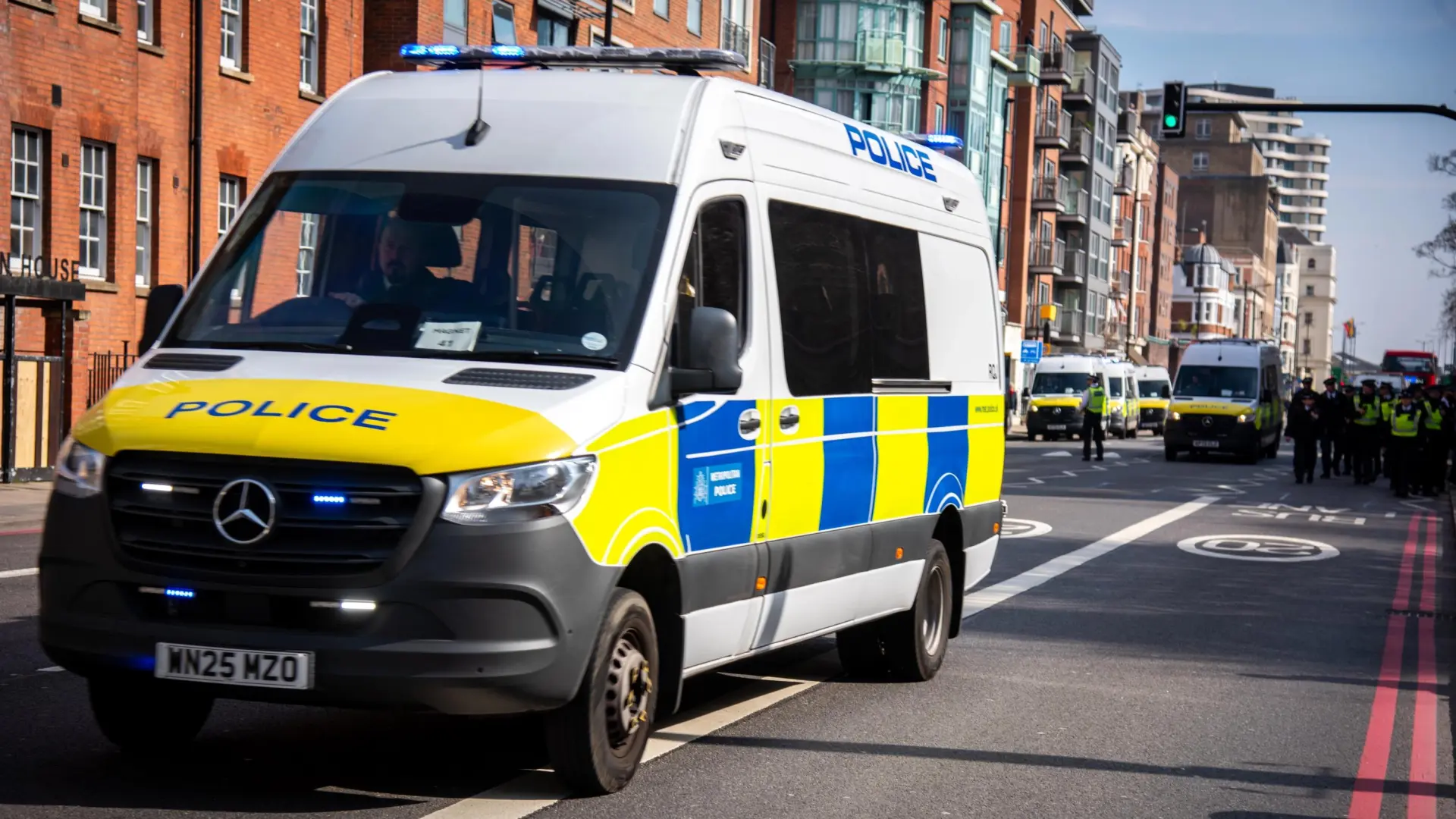 Un detenido escapa de un furgón policial británico y muere arrollado por un tren