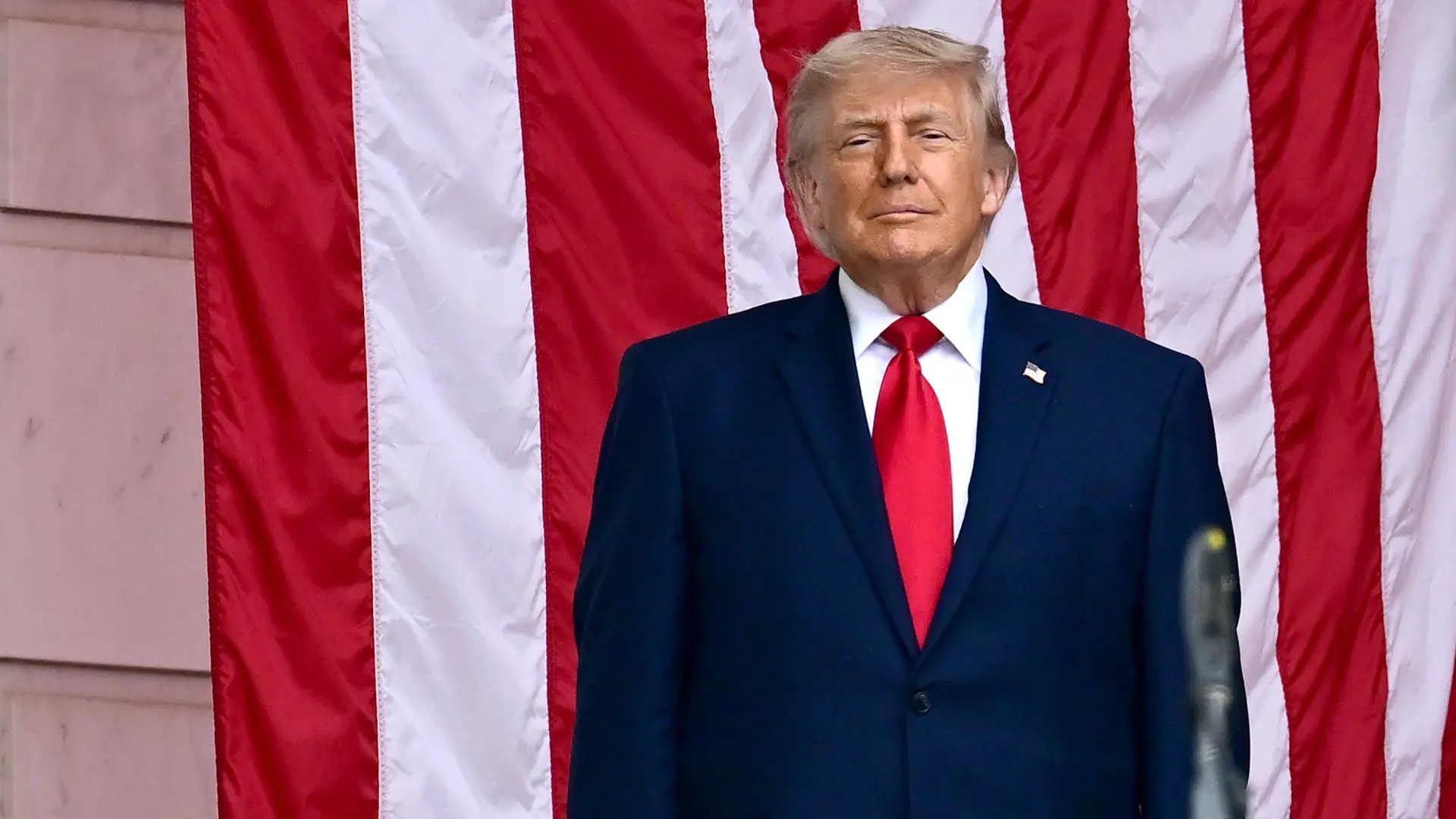 Una jueza paraliza el fondo para compensar a aliados de Trump investigados por la Justicia