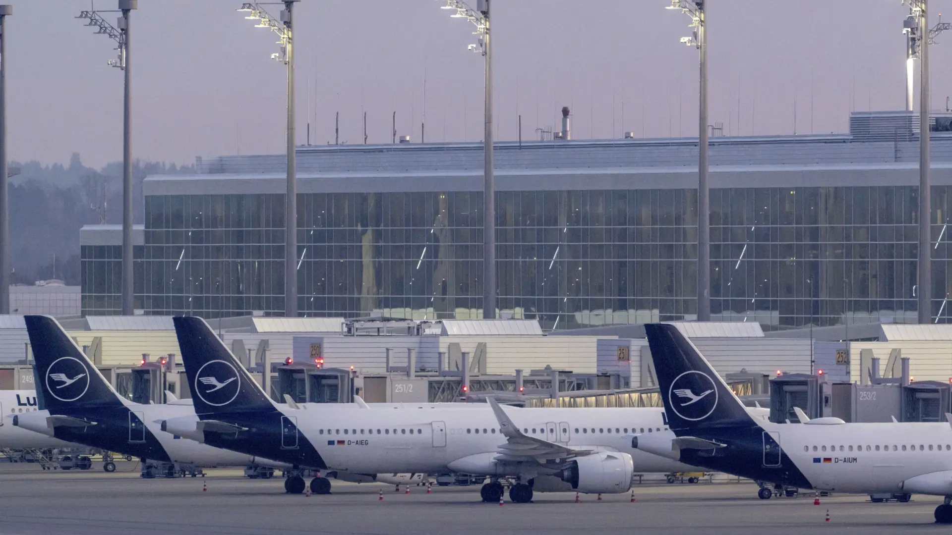 El aeropuerto de Múnich cierra durante más de una hora tras el avistamiento de un dron de origen desconocido