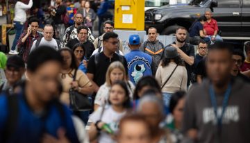 Venezolanos recurren hasta a cuatro empleos para poder costear la canasta básica de 500 dólares