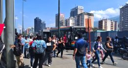 Trabajadores del transporte público insisten en anclar el pasaje al dólar