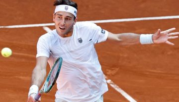 ATP de Hamburgo: Etcheverry tuvo un momento de furia, estrelló su raqueta y postergó la definición de su partido contra Tommy Paul