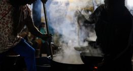 En el patio de la casa natal de Maradona en Fiorito funciona una olla popular: 200 familias buscan comida caliente cada semana