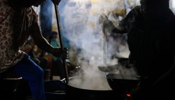 En el patio de la casa natal de Maradona en Fiorito funciona una olla popular: 200 familias buscan comida caliente cada semana