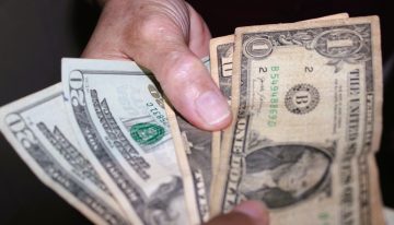 El régimen inunda de dólares el mercado para aliviar la presión inflacionaria