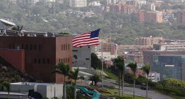 Expectativa en Caracas por simulacro de EEUU: reportan movimiento militar dentro de la embajada (VIDEOS)
