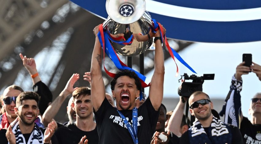 PSG celebró la Champions ante 100 mil  fanáticos y fue recibido por Macron, pero los festejos terminaron con 780 detenidos en Francia