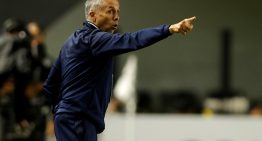 Gustavo Álvarez, el DT de San Lorenzo, denunció que un hincha de Santos le pegó después del empate en Brasil: «No tengo por qué sufrirlo»