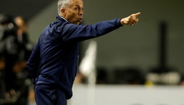 Gustavo Álvarez, el DT de San Lorenzo, denunció que un hincha de Santos le pegó después del empate en Brasil: «No tengo por qué sufrirlo»