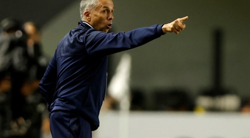 Gustavo Álvarez, el DT de San Lorenzo, denunció que un hincha de Santos le pegó después del empate en Brasil: «No tengo por qué sufrirlo»