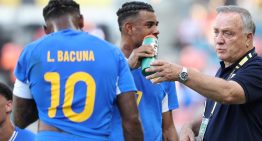 Curazao vive un terremoto a un mes del Mundial: renunció el DT y vuelve Advocaat a los 78 años