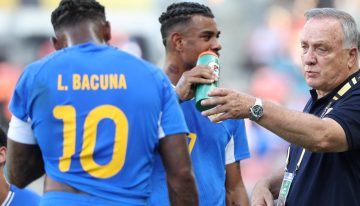 Curazao vive un terremoto a un mes del Mundial: renunció el DT y vuelve Advocaat a los 78 años