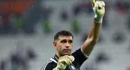 Dibu Martínez, el talismán del arco que también hizo feliz al Aston Villa: se fracturó un dedo y sigue imbatible en las finales