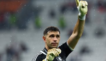 Dibu Martínez, el talismán del arco que también hizo feliz al Aston Villa: se fracturó un dedo y sigue imbatible en las finales