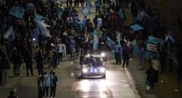 La caravana de Belgrano: una marea celeste acompañando a los campeones y un blooper que por poco no terminó en tragedia