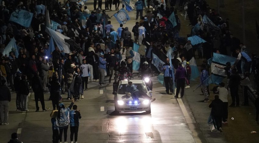 La caravana de Belgrano: una marea celeste acompañando a los campeones y un blooper que por poco no terminó en tragedia