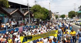Trabajadores y jubilados en La Guaira rechazaron el bono del chavismo y exigen salario digno (VIDEO)