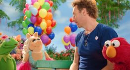 Video: Chris Martin y los Muppets anunciaron a las mega estrellas que participarán en el show de medio tiempo de la final del Mundial
