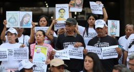 Los inversores aterrizan en Caracas mientras las madres siguen buscando a sus hijos en las cárceles