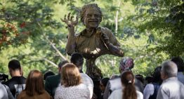 Develaron una escultura de Gabriel García Márquez en Baruta para honrar su legado (VIDEO)