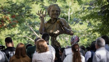 Develaron una escultura de Gabriel García Márquez en Baruta para honrar su legado (VIDEO)